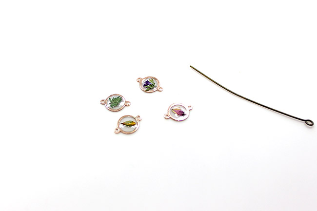 Anillo de resina con LED UV e inclusión de flores secas : Paso 1