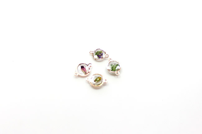 Anillo de resina con LED UV e inclusión de flores secas : Paso 3