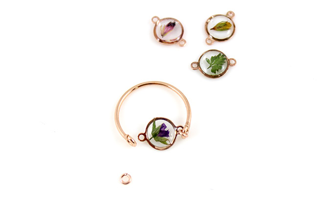 Anillo de resina con LED UV e inclusión de flores secas : Paso 4