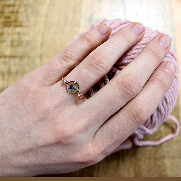 Esquema Anillo de resina con LED UV e inclusión de flores secas