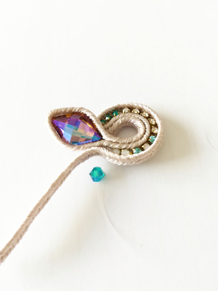 Tutoriel Boucles d'oreilles Bright Wings en soutache moonlight et cristaux Swarosvki