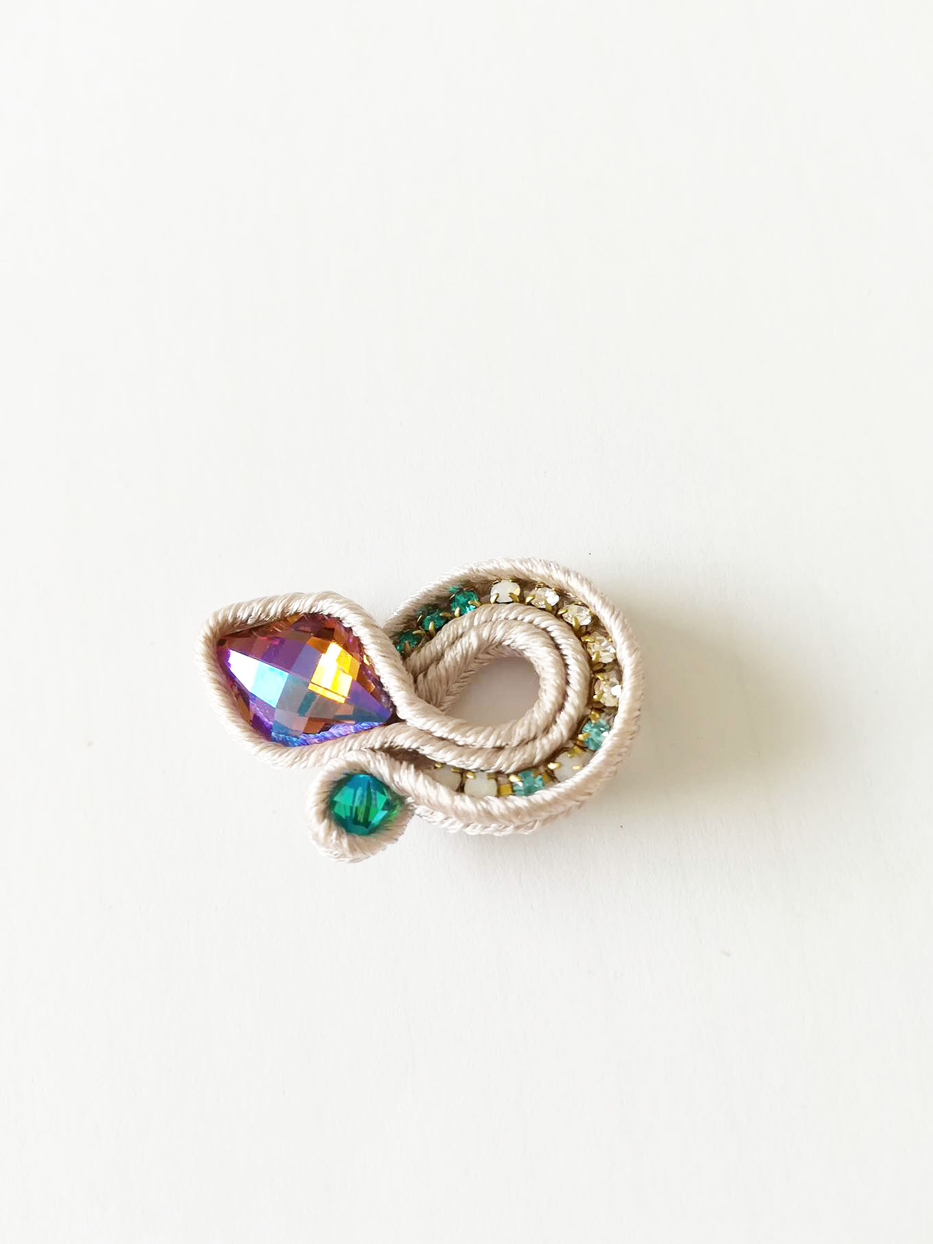 Pendientes Bright Wings de soutache luz de luna y cristales PureCrystal : Paso 7 Pendientes Bright Wings de soutache luz de luna y cristales PureCrystal : Paso 7
