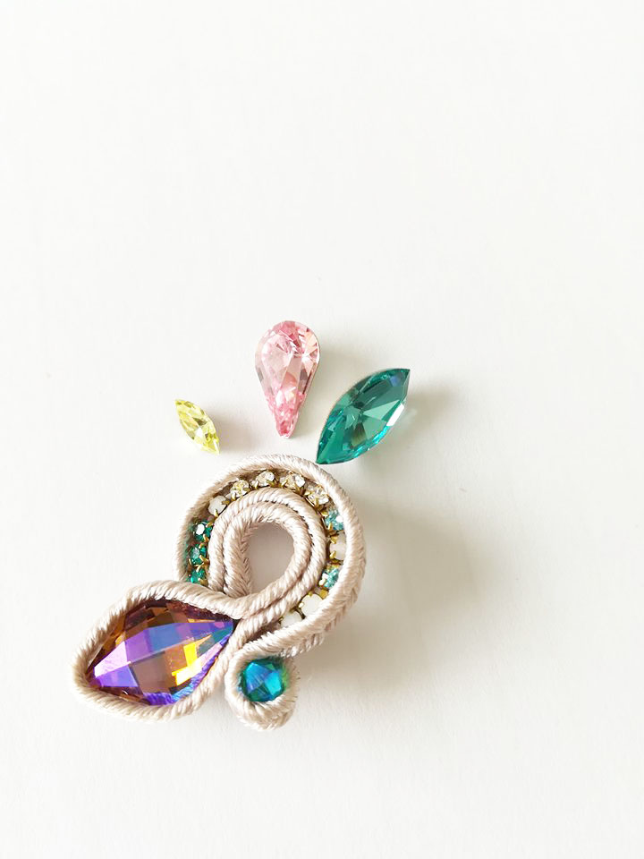 Pendientes Bright Wings de soutache luz de luna y cristales PureCrystal : Paso 8 Pendientes Bright Wings de soutache luz de luna y cristales PureCrystal : Paso 8
