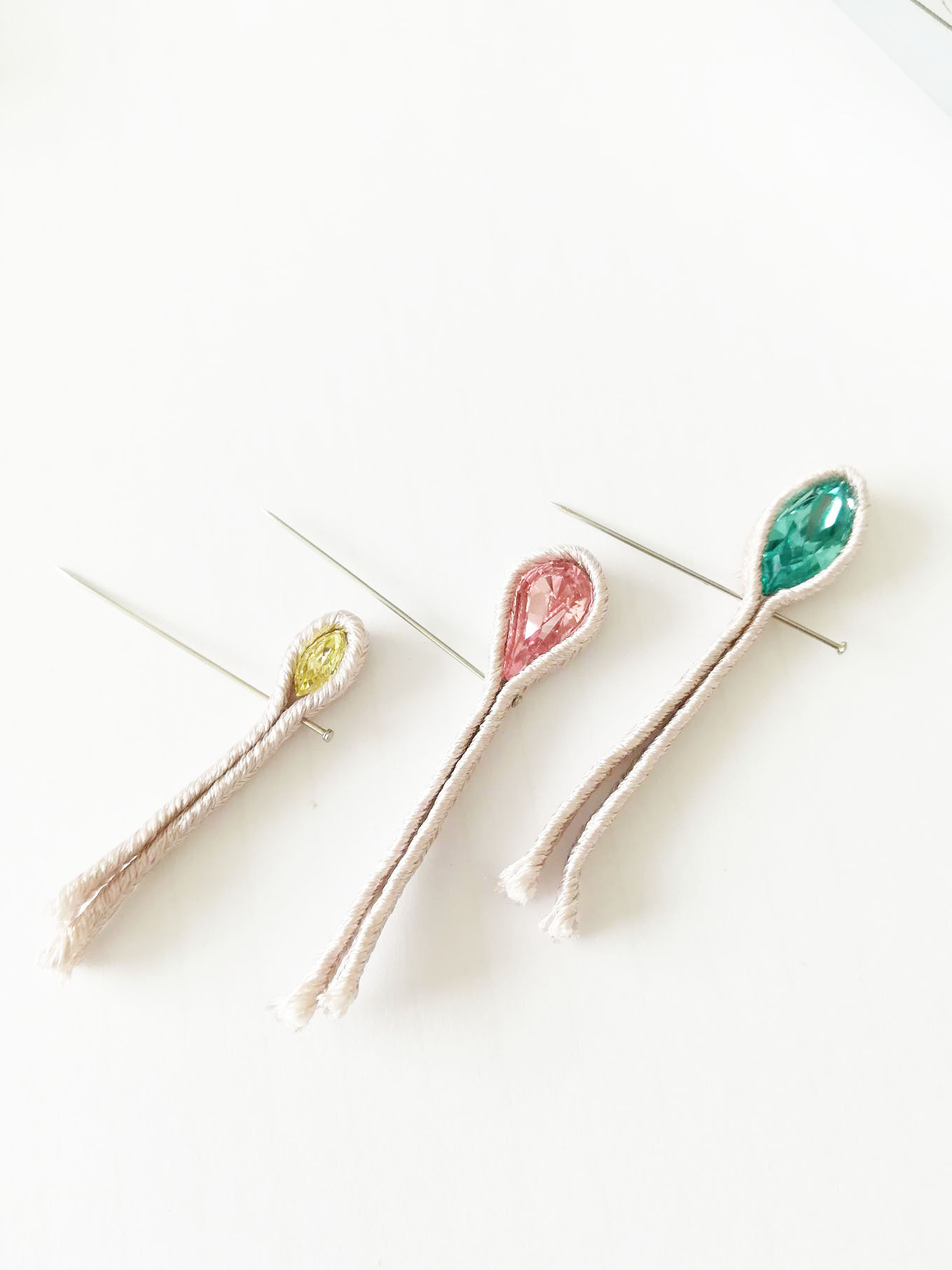 Pendientes brillantes alas trenza de luz de luna y cristales PureCrystal : Paso 9