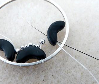 Boucles d'oreilles Sakura avec perles Amos® par Puca® étape 13