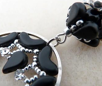 Boucles d'oreilles Sakura avec perles Amos® par Puca® étape 26