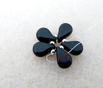 Boucles d'oreilles Sakura avec perles Amos® par Puca® étape 3