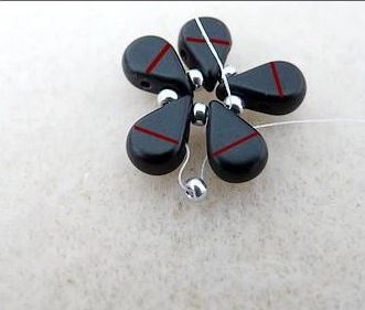 Boucles d'oreilles Sakura avec perles Amos® par Puca® étape 4