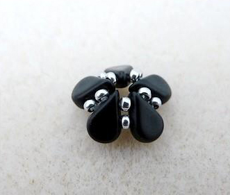 Boucles d'oreilles Sakura avec perles Amos® par Puca® étape 7