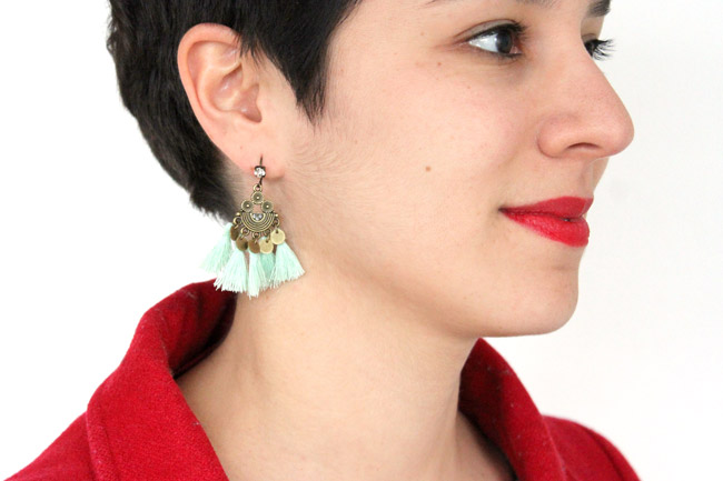 Boucles d'oreilles Bronze Pompons Mint et sequins portées