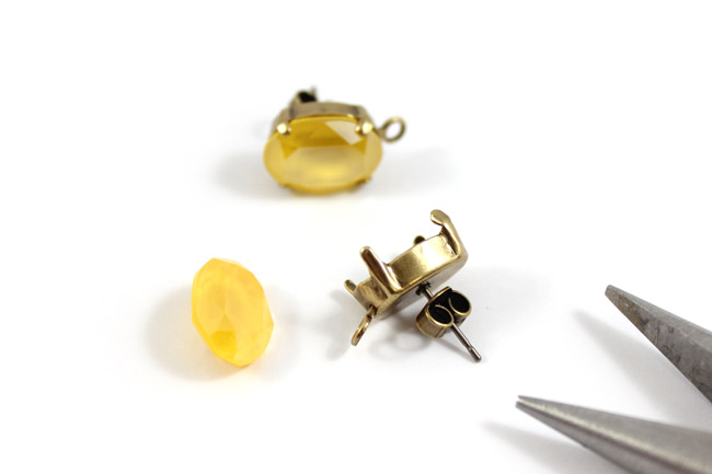 Boucles d'oreilles cabochon PureCrystal Buttercup pompon style ethnique 1 Boucles d'oreilles cabochon PureCrystal Buttercup pompon style ethnique 1