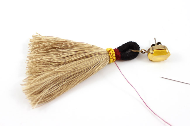 Boucles d'oreilles cabochon PureCrystal Buttercup pompon style ethnique 3 Boucles d'oreilles cabochon PureCrystal Buttercup pompon style ethnique 3