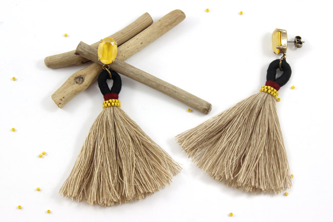 Boucles d'oreilles cabochon PureCrystal Buttercup pompon style ethnique final Boucles d'oreilles cabochon PureCrystal Buttercup pompon style ethnique final