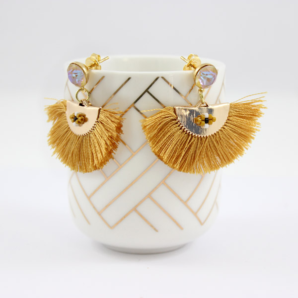 Luna media pompones mostaza miyuki tejen pendientes Luna media pompones mostaza miyuki tejen pendientes