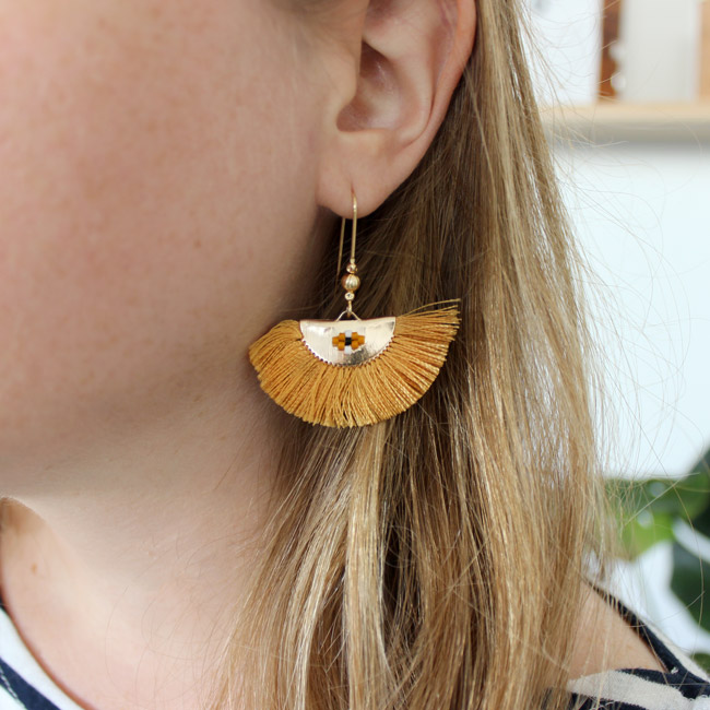 Esquema Luna media pompones mostaza miyuki tejen pendientes