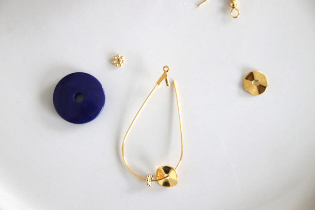 Pendientes DIY con semillas de tagua azules : Paso 1
