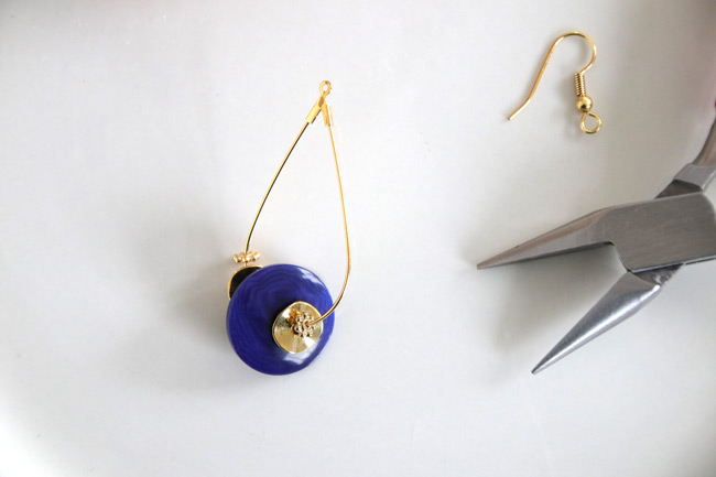 Pendientes DIY con semillas de tagua azules : Paso 2