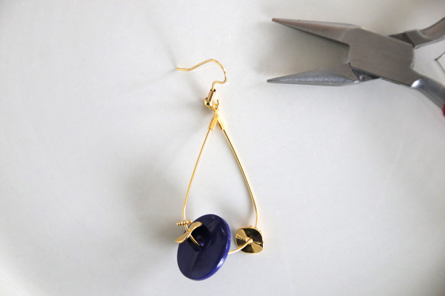 Pendientes DIY con semillas de tagua azules : Paso 3