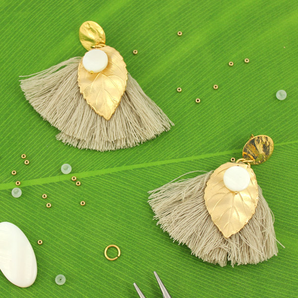 Pendientes DIY con pompones y lámina dorada