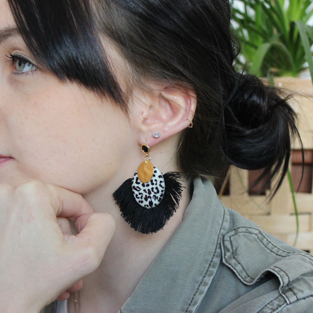 Esquema Pendientes de leopardo de las nieves, trenza con flecos y lentejuelas doradas arrugadas
