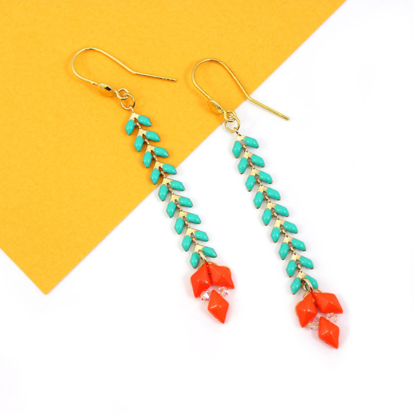 Pendientes tropicales con cadena de espigas y Diamonduo Pendientes tropicales con cadena de espigas y Diamonduo