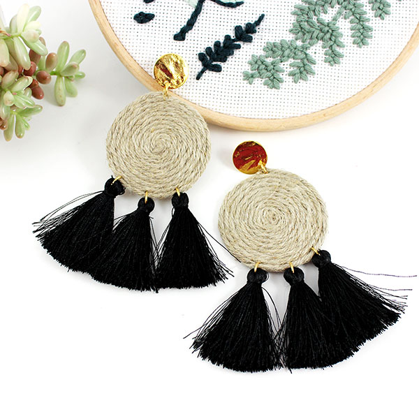 Pendientes discos en hilo de lino y pompones negros