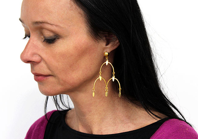 Grandes bucles geométricos desgastados Grosses boucles géométriques portées