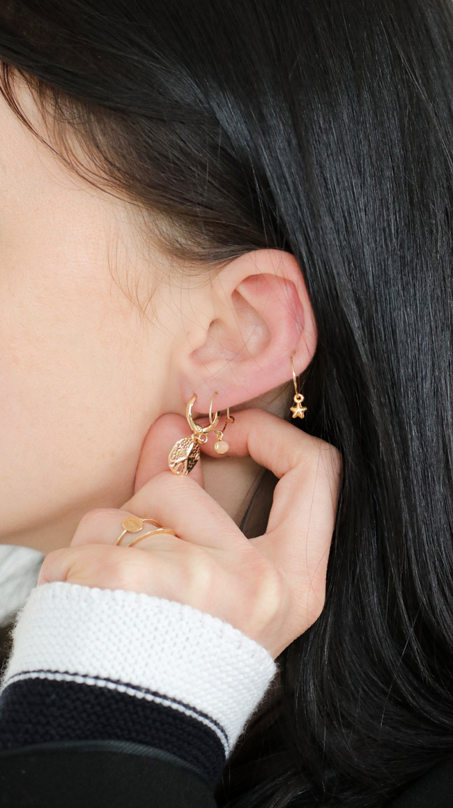 Esquema Apilamiento de mini aretes de oro y pendientes de aro Dollar of Sands Esquema Apilamiento de mini aretes de oro y pendientes de aro Dollar of Sands