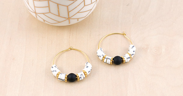 Mini aros con arandelas dálmatas Heishi y piedra de ónix mate