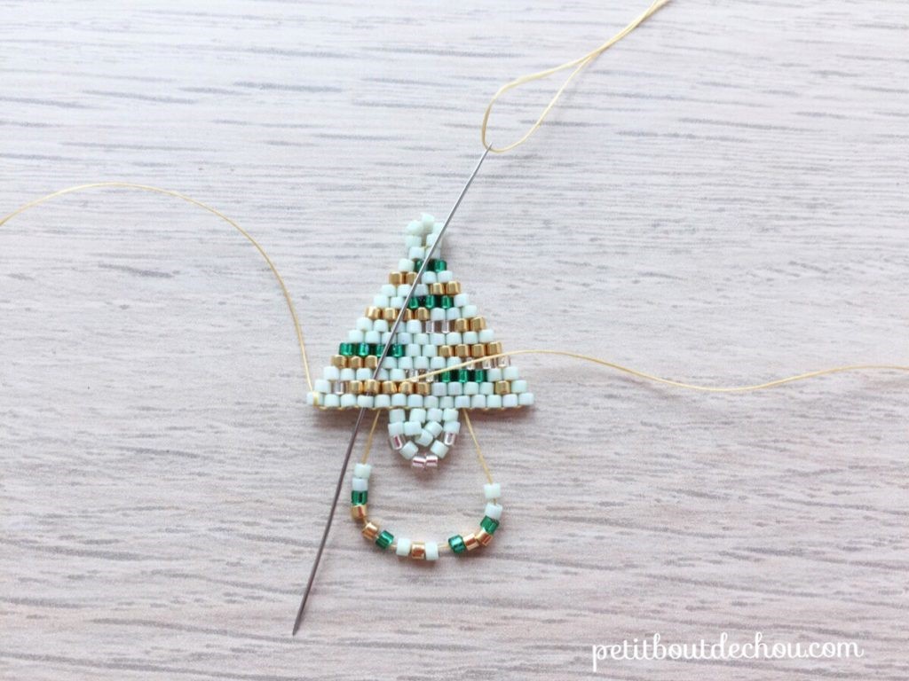 Boucles d'oreilles en tissage brick stitch avec des perles Delicas Miyuki et PureCrystal mint et emeraude style baroque bohème