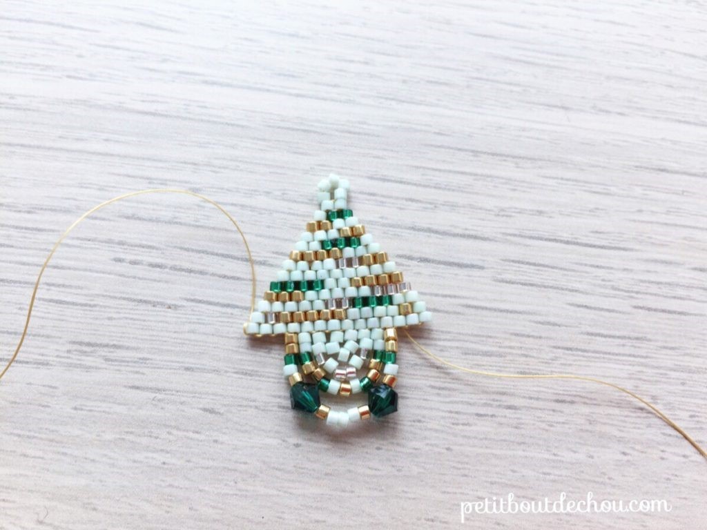 Boucles d'oreilles en tissage brick stitch avec des perles Delicas Miyuki et PureCrystal mint et emeraude style baroque bohème