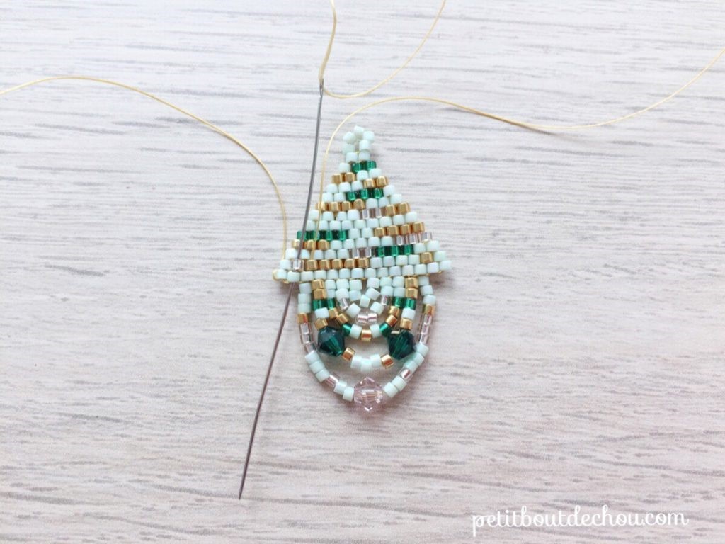 Boucles d'oreilles en tissage brick stitch avec des perles Delicas Miyuki et PureCrystal mint et emeraude style baroque bohème