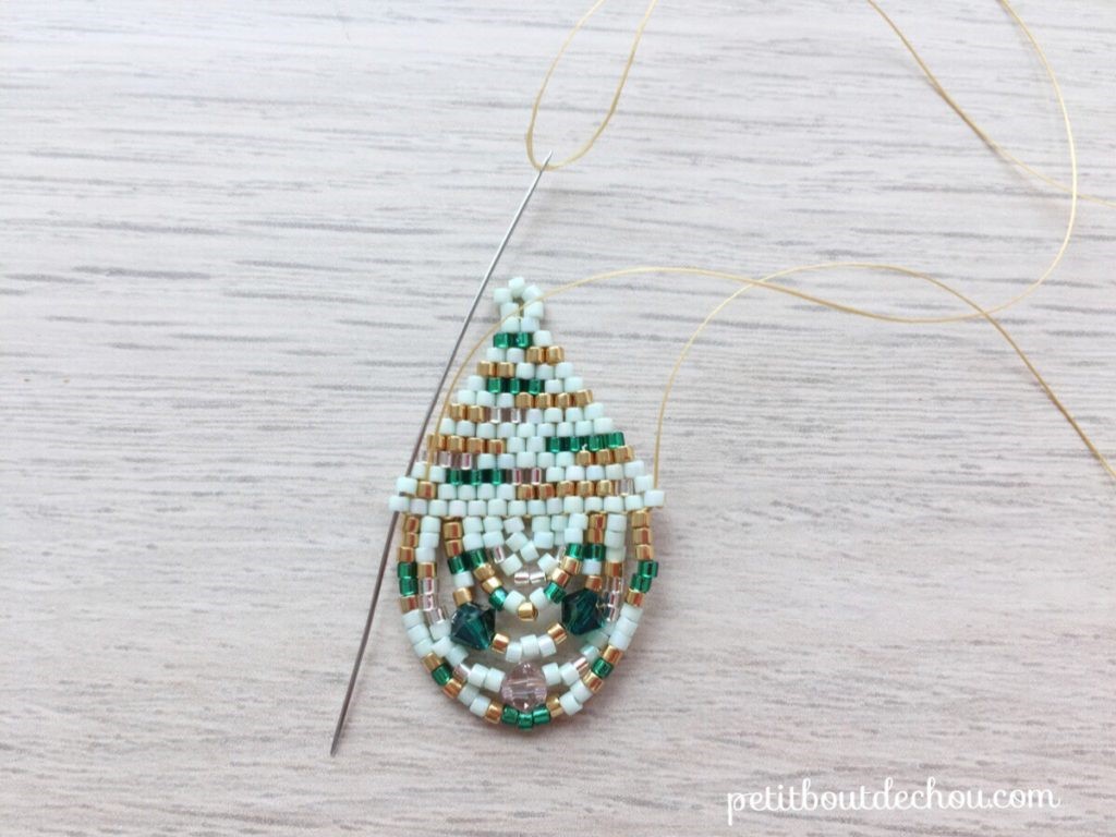 Boucles d'oreilles en tissage brick stitch avec des perles Delicas Miyuki et PureCrystal mint et emeraude style baroque bohème