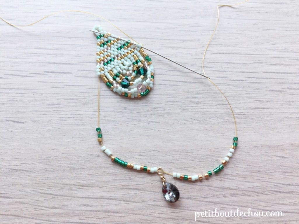 Boucles d'oreilles en tissage brick stitch avec des perles Delicas Miyuki et PureCrystal mint et emeraude style baroque bohème