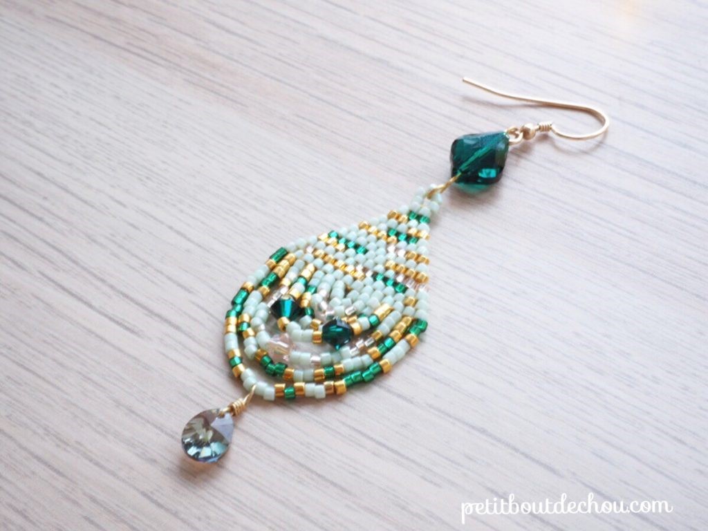 Boucles d'oreilles en tissage brick stitch avec des perles Delicas Miyuki et PureCrystal mint et emeraude style baroque bohème