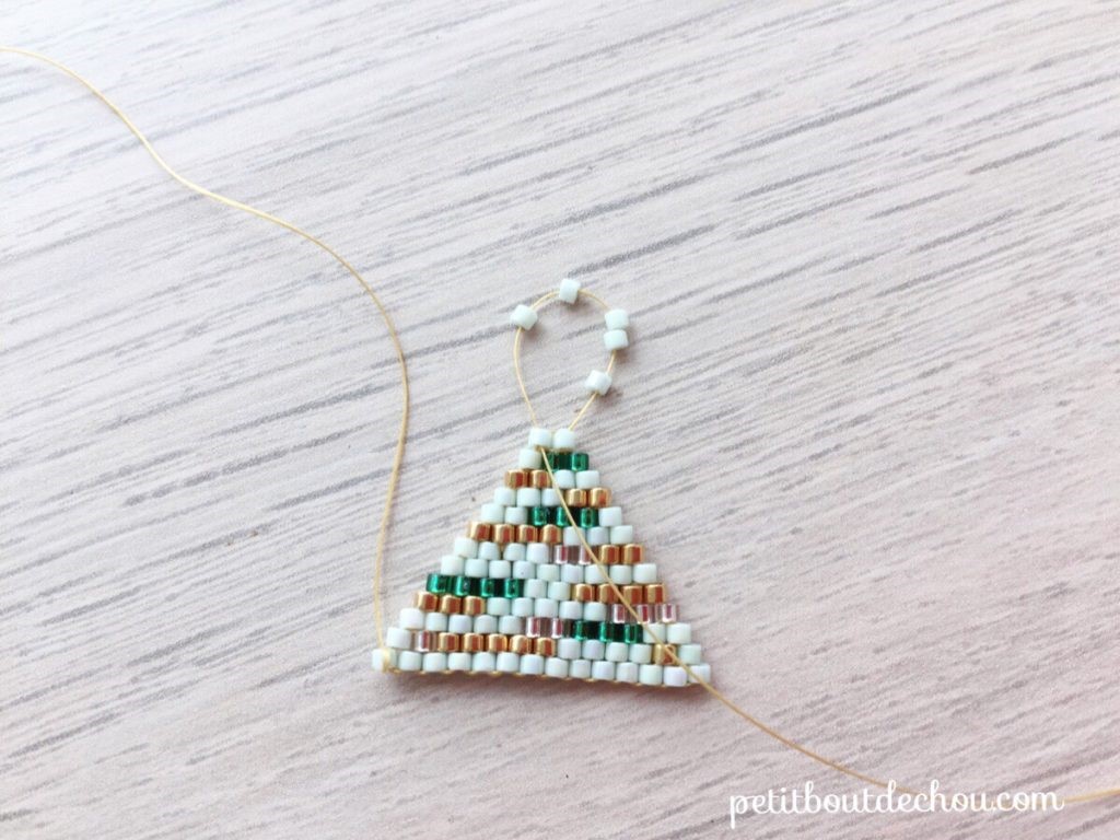 Boucles d'oreilles en tissage brick stitch avec des perles Delicas Miyuki et PureCrystal mint et emeraude style baroque bohème