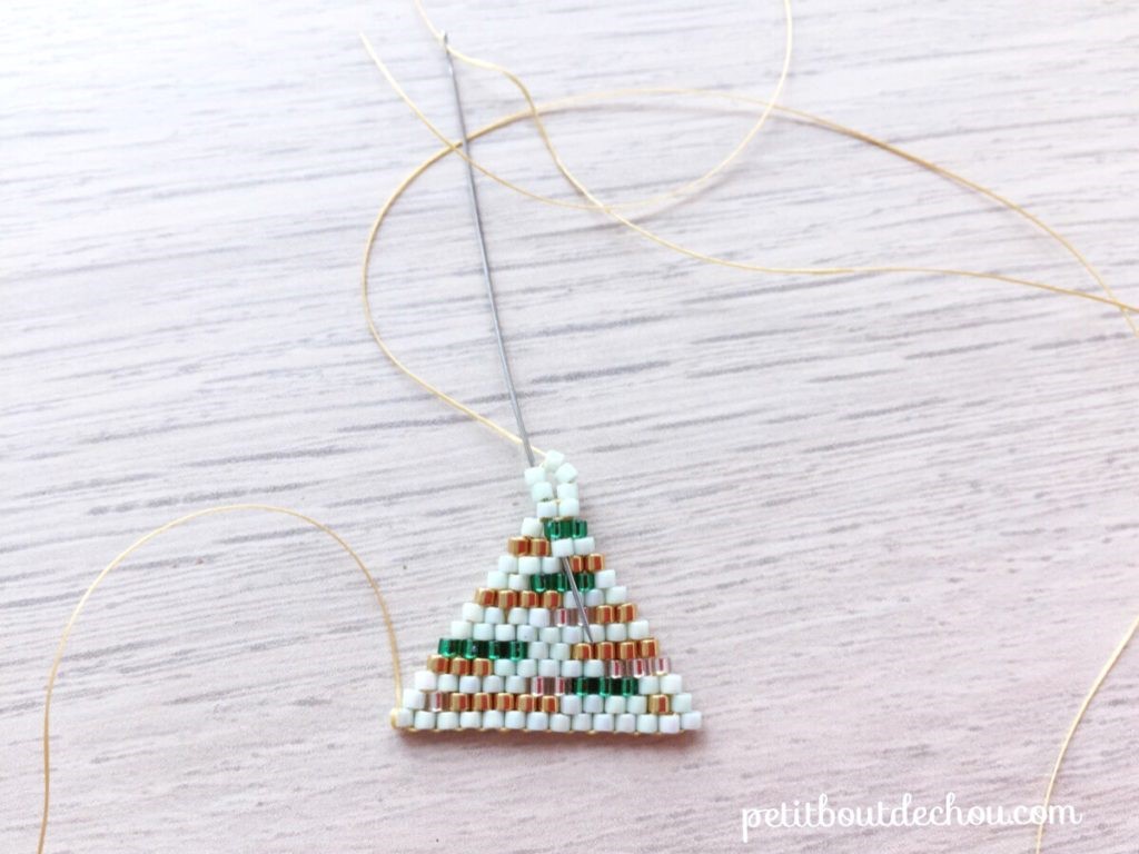 Boucles d'oreilles en tissage brick stitch avec des perles Delicas Miyuki et PureCrystal mint et emeraude style baroque bohème