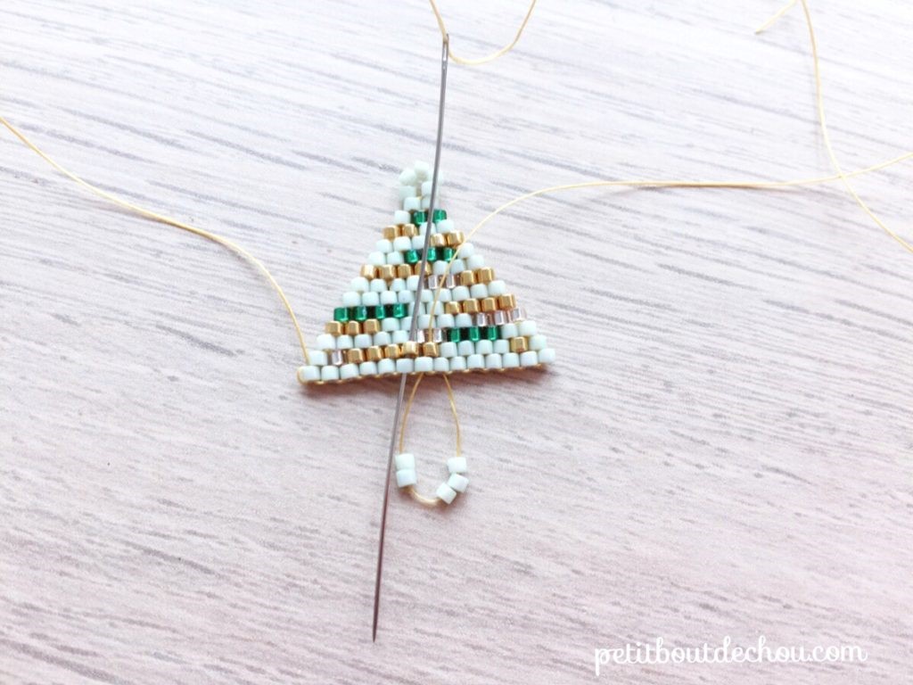 Boucles d'oreilles en tissage brick stitch avec des perles Delicas Miyuki et PureCrystal mint et emeraude style baroque bohème