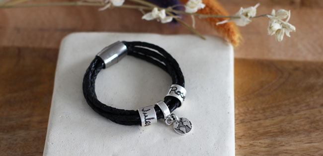 Pulsera de cuero de moda para hombre con arandelas grabadas.