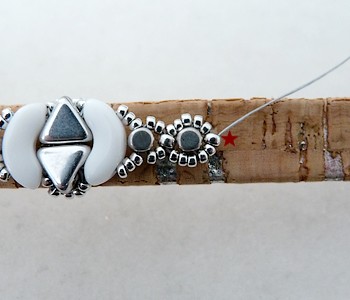 Pulsera Lucía corcho Keops y perlas, Arcos y Minos Puca