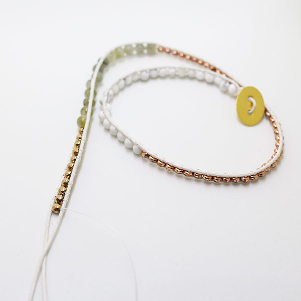 Pulsera de cuero con cuentas de Miyuki, Labradorita y Howlita : Paso 6