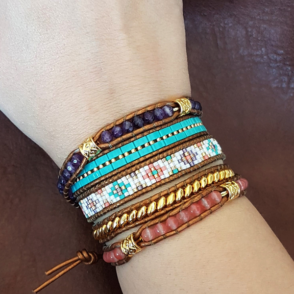 Brazalete de 5 vueltas con cuentas Miyuki Delicas, amatistas y cordón de cuero de Miss Wrap