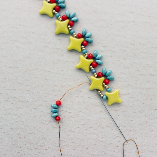 Perles & Co Tutorial tejiendo cuentas de vidrio con aguja y roca