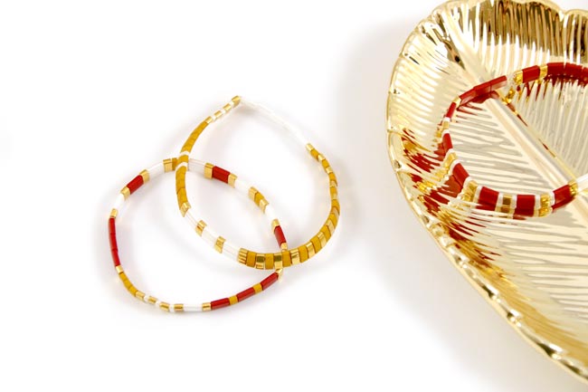 Tila Miyuki cuentas elásticas rectángulos fondo blanco