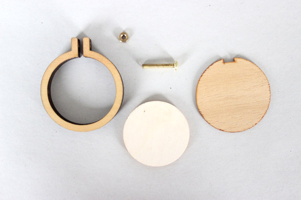 Tutoriel DIY broche mini tambout à broder avec fleurs séchées