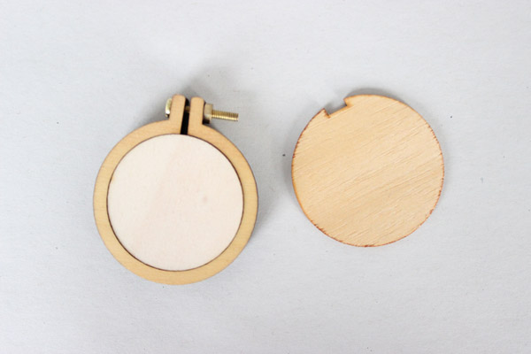 Tutoriel DIY broche mini tambout à broder avec fleurs séchées