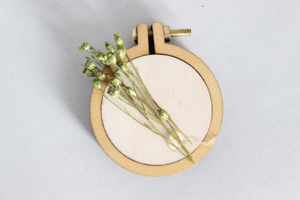 Tutoriel DIY broche mini tambout à broder avec fleurs séchées