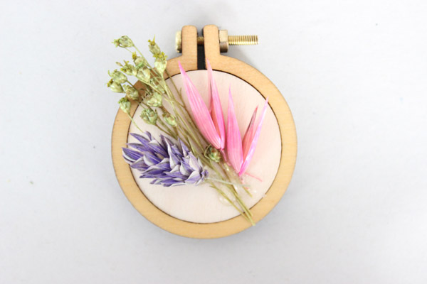 Tutoriel DIY broche mini tambout à broder avec fleurs séchées