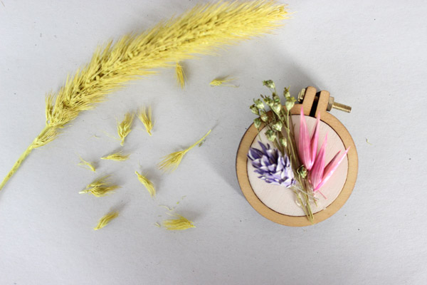 Tutoriel DIY broche mini tambout à broder avec fleurs séchées