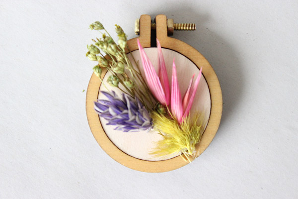 Tutoriel DIY broche mini tambout à broder avec fleurs séchées